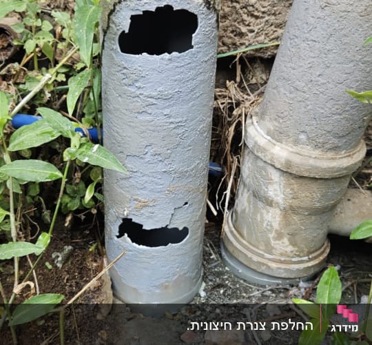 צינורות שבורים עם חורים, קרקע ולכלוך
